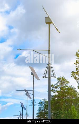 Panneaux solaires sur les lampadaires. Sources d'énergie renouvelables à la campagne. Banque D'Images