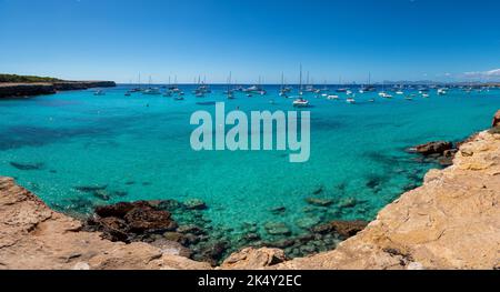 Vue panoramique de Cala Saona avec des voiliers ancrés dans la mer Méditerranée Banque D'Images