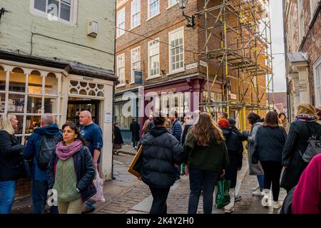 Les clients font la queue le long des shambles une rue commerçante populaire dans le centre de la ville acient de York, Yorkshire, Angleterre. Banque D'Images