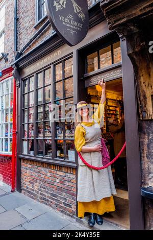 La propriétaire d'entreprise de York Ghost Merchant est située à l'extérieur de la boutique fantôme dans les Shambles, York, Yorkshire, Angleterre. Banque D'Images