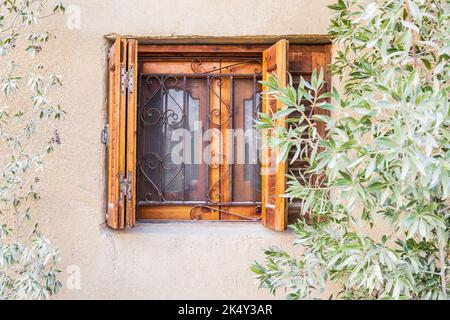 Faiyum, Égypte. Fenêtre barrée avec volets en bois dans le village de Faiyum. Banque D'Images