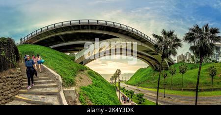 Villena Bridge à Miraflores, près de Larcomar, est un centre commercial exclusif situé à Lima au Pérou. Banque D'Images