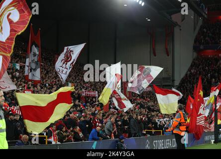 Anfield, Liverpool, Royaume-Uni. 4th octobre 2022. Champions League football, Liverpool versus Rangers FC; ; les fans de Liverpool sur les bannières Kop Wave Credit: Action plus Sports/Alay Live News Banque D'Images