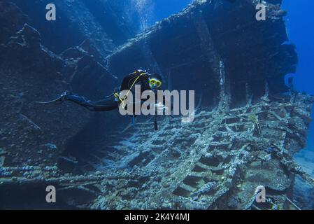 Plongée sous-marine explorant l'intérieur d'une épave submergée de Giannis D sur 30 septembre 2022 à Hurghada, Mer Rouge, Egypte. En avril 1983, Giannis D a été chargé de bois d'œuvre à Rijeka, en Croatie, destiné à l'Arabie saoudite et au Yémen. Le navire traverse la Méditerranée et traverse le canal de Suez. Le 19 avril 1983, il s'approchait à pleine vitesse du détroit de Gobal lorsqu'il a été vu soudainement dévier et s'écraser lourdement dans le coin nord-ouest de la crête Sha'ab Abu Nuhas. L'équipage a abandonné le navire et a été secouru en toute sécurité. L'épave submergée de Giannis D est située à une profondeur de 4 à 2 Banque D'Images