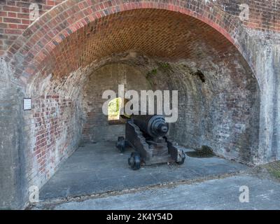 Placement d'artillerie à fort Amherst, situé au-dessus de la rivière Medway à Chatham, Kent, Royaume-Uni. Banque D'Images