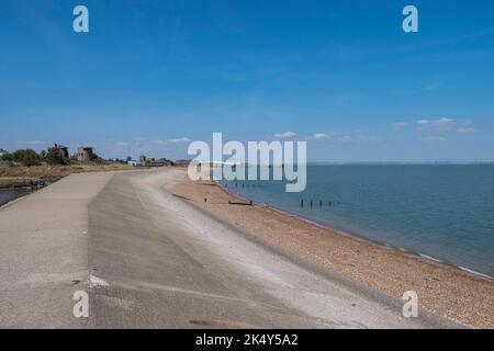 Vue le long du mur/chemin en béton de la côte nord de l'île de Sheppy vers le Centre Bastion Battery près de Sheerness, Kent, Royaume-Uni. Banque D'Images