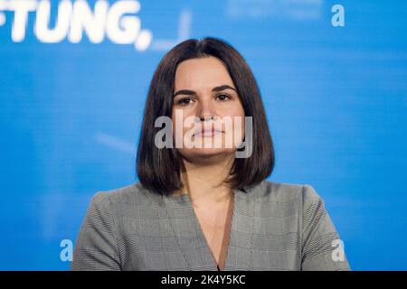 Sviatlana Tsikhanouskaya, le leader du mouvement démocratique bélarussien du Bélarus, est vu lors du Forum de sécurité de Varsovie. Le Forum de sécurité de Varsovie 2022 est le plus grand événement transatlantique consacré à la sécurité de l'Europe centrale et orientale et organisé les 4th et 5th octobre par la Fondation Casimir Pulaski. Le Forum de Varsovie sur la sécurité est devenu un élément permanent du paysage européen des conférences consacrées à la coopération transatlantique et se concentrant sur le développement de réponses communes aux défis futurs pour la sécurité de l'Europe et de la région. Le Forum de Varsovie sur la sécurité est une plate-forme Banque D'Images