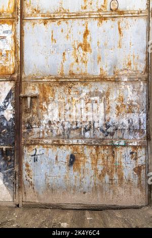 Manshiyat Naser, ville des ordures, le Caire, Égypte. Porte en métal rouillé sur un bâtiment du Caire. Banque D'Images