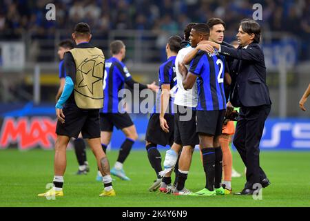 Milan, Italie. 04th octobre 2022. Denzel Dumfries (2) d'Inter vu avec l'entraîneur-chef Simone Inzaghi après le match de l'UEFA Champions League entre l'Inter et Barcelone à Giuseppe Meazza à Milan. (Crédit photo : Gonzales photo/Alamy Live News Banque D'Images