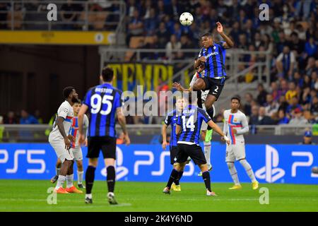 Milan, Italie. 04th octobre 2022. Denzel Dumfries (2) d'Inter vu lors du match de l'UEFA Champions League entre l'Inter et Barcelone à Giuseppe Meazza à Milan. (Crédit photo : Gonzales photo/Alamy Live News Banque D'Images