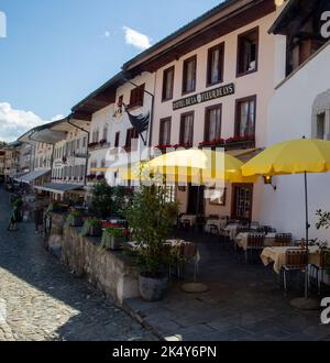 La rue principale de la ville suisse de Gruyères est un grand chemin pavé bordé de boutiques et de restaurants. Il est connu pour son fromage. Banque D'Images