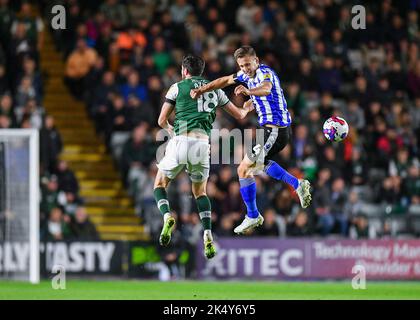 Le milieu de terrain de Plymouth Argyle Finn Azaz (18) et le défenseur du mercredi de Sheffield will Vaulks (4) se disputeront dans les airs pendant le match Sky Bet League 1 Plymouth Argyle vs Sheffield mercredi à Home Park, Plymouth, Royaume-Uni, 4th octobre 2022 (photo de Stanley Kasala/News Images) Banque D'Images