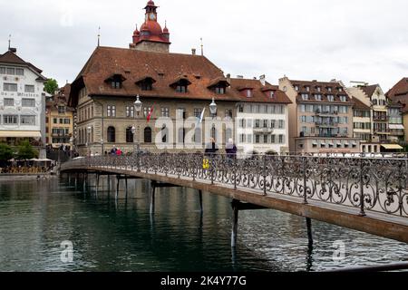 Le pont Rathaussteg accueille des vélos et des piétons à Lucerne, en Suisse, et mène à l'hôtel de ville, connu sous le nom de Rathaus sur la rivière Reuss Banque D'Images