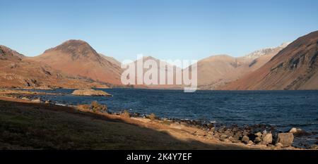 L'Wasdale Fells depuis les rives de l'eau as été au coucher du soleil, Lake District, Cumbria Banque D'Images