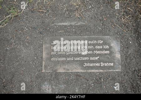 Allemagne, Lübeck - 13 juillet 2022: Plaque commémorative mise en place pour Johannes Brahms près de son statut à Obertravenbrucke. Banque D'Images