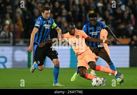 Hans Vanaken (20) du Club Brugge photographié en train de se battre pour le ballon avec Geoffrey Kondogbia (4) de l'Atletico Madrid et Abakar Sylla (94) du Club Brugge lors d'un match de football entre le Club Brugge KV et l'Atletico Madrid lors du troisième match du groupe B de la Ligue des champions de l'UEFA pour le Saison 2022-2023 , le mardi 4 octobre 2022 à Bruges , Belgique . PHOTO DAVID CATRY | SPORTPIX Banque D'Images