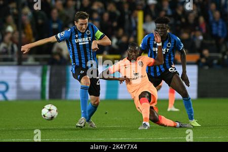 Hans Vanaken (20) du Club Brugge photographié en train de se battre pour le ballon avec Geoffrey Kondogbia (4) de l'Atletico Madrid et Abakar Sylla (94) du Club Brugge lors d'un match de football entre le Club Brugge KV et l'Atletico Madrid lors du troisième match du groupe B de la Ligue des champions de l'UEFA pour le Saison 2022-2023 , le mardi 4 octobre 2022 à Bruges , Belgique . PHOTO DAVID CATRY | SPORTPIX Banque D'Images