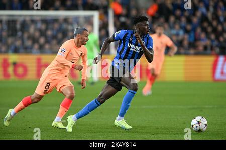 Brugge, Belgique. 04th octobre 2022. Antoine Griezmann (8) de l'Atletico Madrid et Abakar Sylla (94) du Club Brugge photographié lors d'un match de football entre le Club Brugge KV et l'Atletico Madrid lors du troisième match du groupe B de la Ligue des champions de l'UEFA pour la saison 2022-2023, le mardi 4 octobre 2022 à Brugge, Belgique . Crédit : David Catry/Alay Live News Banque D'Images