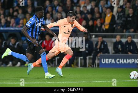 Brugge, Belgique. 04th octobre 2022. Alvaro Morata (19) de l'Atletico Madrid en photo avec Abakar Sylla (94) du Club Brugge lors d'un match de football entre le Club Brugge KV et l'Atletico Madrid pendant le troisième match du groupe B de la Ligue des champions de l'UEFA pour la saison 2022-2023, le mardi 4 octobre 2022 à Brugge, Belgique . Crédit : David Catry/Alay Live News Banque D'Images