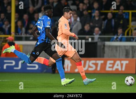 Brugge, Belgique. 04th octobre 2022. Alvaro Morata (19) de l'Atletico Madrid en photo avec Abakar Sylla (94) du Club Brugge lors d'un match de football entre le Club Brugge KV et l'Atletico Madrid pendant le troisième match du groupe B de la Ligue des champions de l'UEFA pour la saison 2022-2023, le mardi 4 octobre 2022 à Brugge, Belgique . Crédit : David Catry/Alay Live News Banque D'Images