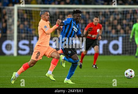 Brugge, Belgique. 04th octobre 2022. Antoine Griezmann (8) de l'Atletico Madrid et Abakar Sylla (94) du Club Brugge photographié lors d'un match de football entre le Club Brugge KV et l'Atletico Madrid lors du troisième match du groupe B de la Ligue des champions de l'UEFA pour la saison 2022-2023, le mardi 4 octobre 2022 à Brugge, Belgique . Crédit : David Catry/Alay Live News Banque D'Images