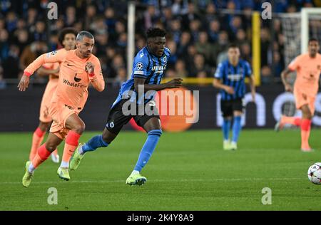 Brugge, Belgique. 04th octobre 2022. Antoine Griezmann (8) de l'Atletico Madrid et Abakar Sylla (94) du Club Brugge photographié lors d'un match de football entre le Club Brugge KV et l'Atletico Madrid lors du troisième match du groupe B de la Ligue des champions de l'UEFA pour la saison 2022-2023, le mardi 4 octobre 2022 à Brugge, Belgique . Crédit : David Catry/Alay Live News Banque D'Images