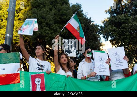 Barcelone, Espagne. 04th octobre 2022. Les manifestants tiennent des pancartes et des drapeaux iraniens pendant la manifestation. Des manifestations similaires ont eu lieu dans des villes du monde entier pour demander justice pour le meurtre de Mahsa Amini, une jeune femme qui a été détenue à Téhéran par la police morale iranienne pour ne pas avoir correctement porté le hijab en public. Crédit : SOPA Images Limited/Alamy Live News Banque D'Images