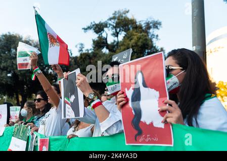 Barcelone, Espagne. 04th octobre 2022. Les manifestants tiennent des pancartes et des drapeaux iraniens pendant la manifestation. Des manifestations similaires ont eu lieu dans des villes du monde entier pour demander justice pour le meurtre de Mahsa Amini, une jeune femme qui a été détenue à Téhéran par la police morale iranienne pour ne pas avoir correctement porté le hijab en public. Crédit : SOPA Images Limited/Alamy Live News Banque D'Images