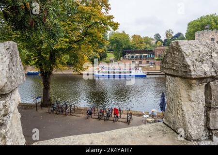 La ville de York fait des croisières en bateau avec des passagers qui longent la rivière Ouse, York, Yorkshire, Angleterre, Royaume-Uni Banque D'Images