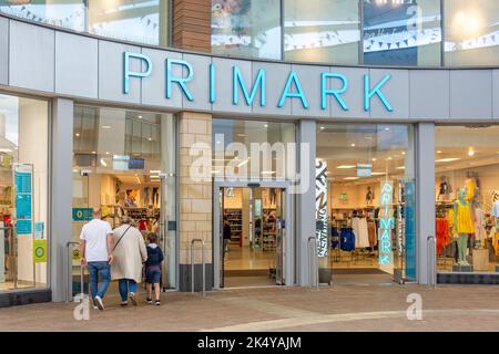 Entrée au magasin de mode Primark, centre commercial Willow place, George Street, Corby, Northamptonshire, Angleterre, Royaume-Uni Banque D'Images