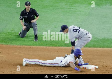 Dallas, États-Unis. 04th octobre 2022. Leody Taveras (3), le fieleur du centre des Rangers du Texas, glisse dans la deuxième base et bat l'étiquette de New York Yankees à l'arrêt court Oswald Peraza (91) pendant le match entre les Rangers du Texas et les Yankees de New York au Globe Life Field d'Arlington, Texas, mardi, 4 octobre 2022. Photo par Matt Pearce/UPI crédit: UPI/Alay Live News Banque D'Images