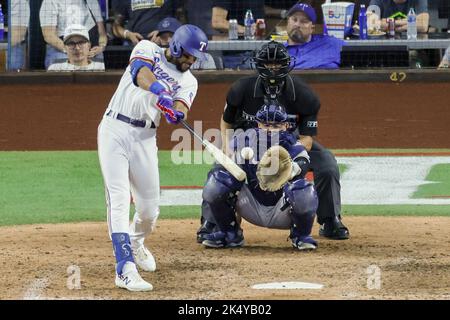 Dallas, États-Unis. 04th octobre 2022. Leody Taveras (3), le fieleur du centre des Rangers du Texas, touche un single pendant le match entre les Rangers du Texas et les Yankees de New York au Globe Life Field à Arlington, Texas, mardi, 4 octobre 2022. Photo par Matt Pearce/UPI crédit: UPI/Alay Live News Banque D'Images