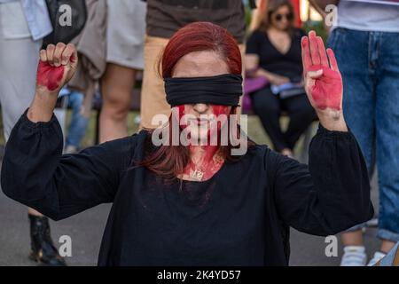 Barcelone, Espagne. 04th octobre 2022. Un manifestant a pris les yeux bandés alors qu'elle fait le signal d'avertissement pour la violence sexuelle. Une centaine de personnes se sont rassemblées sur la Plaza de Catalunya en solidarité avec les femmes qui souffrent de la répression de la dictature islamique en Iran après le meurtre de Masha Amini aux mains de la "police orale" pour ne pas porter correctement le voile obligatoire. Crédit : SOPA Images Limited/Alamy Live News Banque D'Images