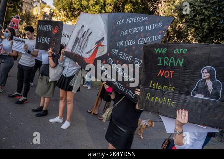 Barcelone, Espagne. 04th octobre 2022. Les manifestants tiennent des écriteaux exprimant leur opinion pendant la manifestation. Une centaine de personnes se sont rassemblées sur la Plaza de Catalunya en solidarité avec les femmes qui souffrent de la répression de la dictature islamique en Iran après le meurtre de Masha Amini aux mains de la "police orale" pour ne pas porter correctement le voile obligatoire. Crédit : SOPA Images Limited/Alamy Live News Banque D'Images