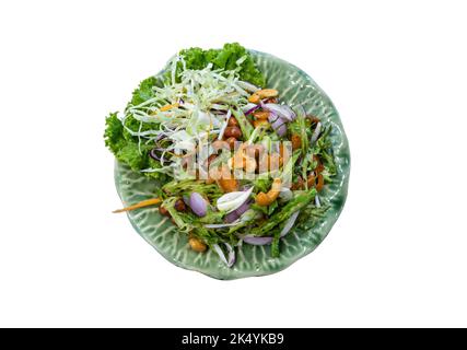 Salade épicée de haricots Wings (Yum-Tua-Phuu) sur céramique verte isolée sur fond blanc avec passe-cheveux. Cuisine thaïlandaise authentique. Vue de dessus, mise au point sélective Banque D'Images