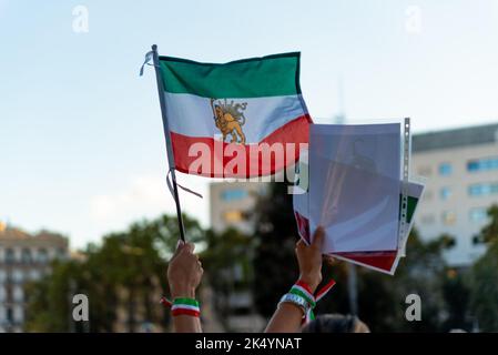 Barcelone, Espagne. 04th octobre 2022. Un gros plan du drapeau iranien est observé lors de la manifestation à Barcelone, en Espagne, sur 04 octobre 2022. Des manifestations ont eu lieu dans des villes du monde entier pour demander justice pour le meurtre de Mahsa Amini, une jeune femme qui a été détenue à Téhéran par la police morale iranienne pour ne pas avoir correctement porté le hijab en public. Credit: SIPA USA/Alay Live News Banque D'Images