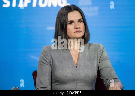 Sviatlana Tsikhanouskaya, le leader du mouvement démocratique bélarussien du Bélarus, est vu lors du Forum de sécurité de Varsovie. Le Forum de sécurité de Varsovie 2022 est le plus grand événement transatlantique consacré à la sécurité de l'Europe centrale et orientale et organisé les 4th et 5th octobre par la Fondation Casimir Pulaski. Le Forum de Varsovie sur la sécurité est devenu un élément permanent du paysage européen des conférences consacrées à la coopération transatlantique et se concentrant sur le développement de réponses communes aux défis futurs pour la sécurité de l'Europe et de la région. Le Forum de Varsovie sur la sécurité est une plate-forme Banque D'Images