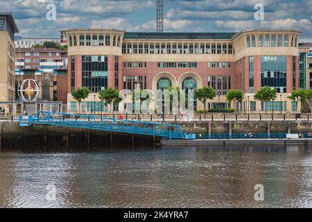 Newcastle-upon-Tyne, Angleterre, Royaume-Uni. Law Courts Building sur la rivière Tyne. Banque D'Images