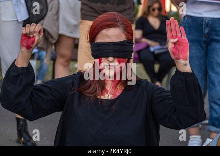 Barcelone, Espagne. 04th octobre 2022. Un manifestant a pris les yeux bandés alors qu'elle fait le signal d'avertissement pour la violence sexuelle. Une centaine de personnes se sont rassemblées sur la Plaza de Catalunya en solidarité avec les femmes qui souffrent de la répression de la dictature islamique en Iran après le meurtre de Masha Amini aux mains de la "police orale" pour ne pas porter correctement le voile obligatoire. (Photo par Paco Freire/SOPA Images/Sipa USA) crédit: SIPA USA/Alay Live News Banque D'Images