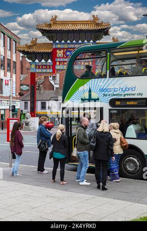 Newcastle-upon-Tyne, Angleterre, Royaume-Uni. Les passagers d'autobus hybride électrique par Saint Andrews rue à l'entrée de Chinatown. Banque D'Images