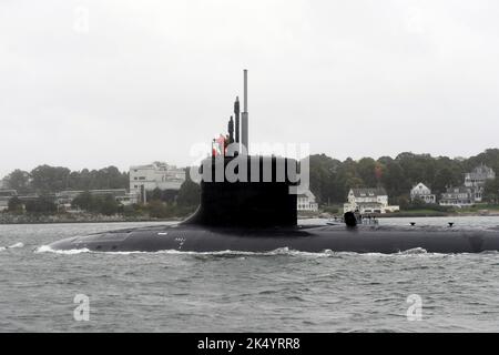 Groton, États-Unis. 04th octobre 2022. L'USS Oregon, sous-marin de classe Virginie de la Marine américaine, traverse la Tamise et quitte la base sous-marine navale de New London pour des opérations de routine, 4 octobre 2022 à Groton, Connecticut. Crédit : pO2 Wesley propriétaire/États-Unis Navy/Alamy Live News Banque D'Images