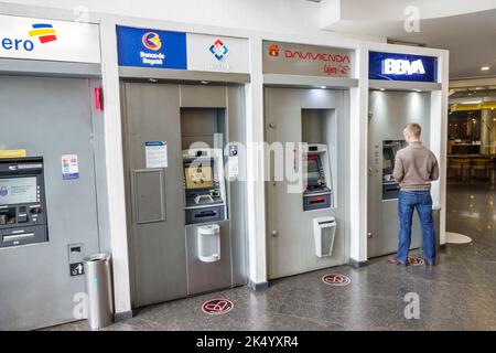 Bogota Colombie,El Chico Calle 93b BBVA Cajero Centro Comercial Portobelo ATM,Banco de Bogota Davivienda homme hommes utilisant,Colombiens Hispa Banque D'Images