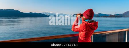 Bateau de croisière Alaska Glacier Bay passager regardant les montagnes avec des jumelles explorant le parc national de Glacier Bay. Femme en voyage à l'intérieur du passage Banque D'Images