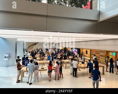 Apple beau magasin intérieur bondé de personnes pour l'expérience et de tester les derniers produits tels que iPhone, montre et MacBook appareils. Banque D'Images