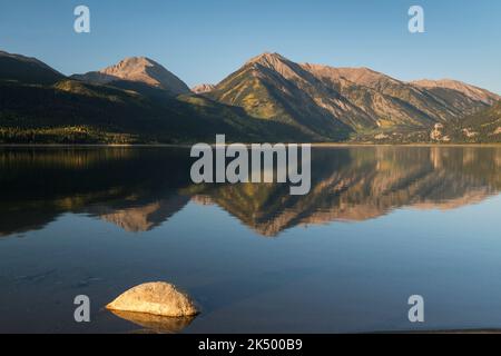 Mount Hope et Twin Peaks s'élèvent au-dessus de la réflexion sur Twin Lakes, dans le centre du Colorado. Banque D'Images