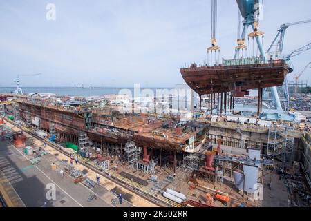 NEWPORT NEWS, Virginie (22 juin 2017) Une grue déplace la poupe inférieure en place sur le porte-avions à propulsion nucléaire USS John F. Kennedy (CVN 79) au chantier naval Huntington Ingalls de Newport News, V. John F. Kennedy est le deuxième porte-avions de la classe Gerald R. Ford qui est maintenant 50 pour cent structurellement complet. (É.-U. Navy photo/publié) Banque D'Images