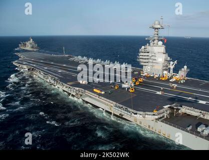 OCÉAN ATLANTIQUE (le 15 mai 2020) le porte-avions USS Gerald R. Ford (CVN 78) se rapproche du lubrificateur en cours USNS Patuxent (T-AO 201) lors d'un réapprovisionnement en mer, le 15 mai 2020. Gerald R. Ford est en cours dans l'océan Atlantique et possède des qualifications de transporteur. (É.-U. Photo de la marine par le Spécialiste des communications de masse 2e classe Ruben Reed/Released)200515-N-QI093-1102 Banque D'Images