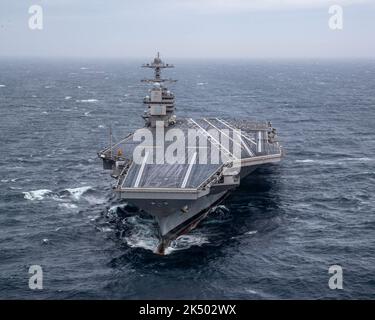 OCÉAN ATLANTIQUE (oct 27, 2019) le porte-avions USS Gerald R. Ford (CVN 78) vole dans l'océan Atlantique, le 27 octobre 2019, pour la première fois depuis juillet 2018. Le Gerald R. Ford procède à des essais en mer après sa disponibilité après 15 mois. (É.-U. Bleu marine) Banque D'Images