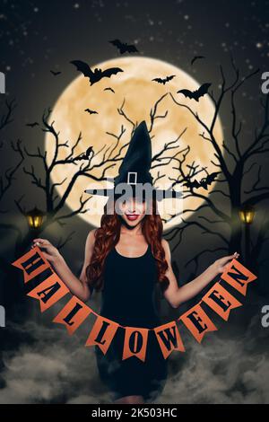 Collage créatif vertical de fille sorcière souriante porter cône chapeau bras tenir halloween lettre drapeaux isolés sur fond de forêt sombre miinlight Banque D'Images