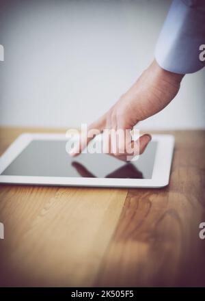 Fonctionnalité pour les hommes d'affaires exigeants. Image rognée d'un homme d'affaires à l'aide d'une tablette sur son bureau. Banque D'Images